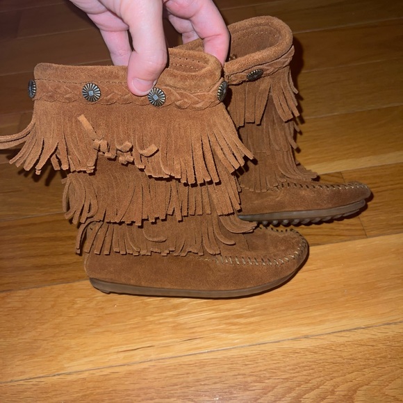 Minnetonka 3 Layer Fringe Boot Dusty Brown Suede - Picture 4 of 6